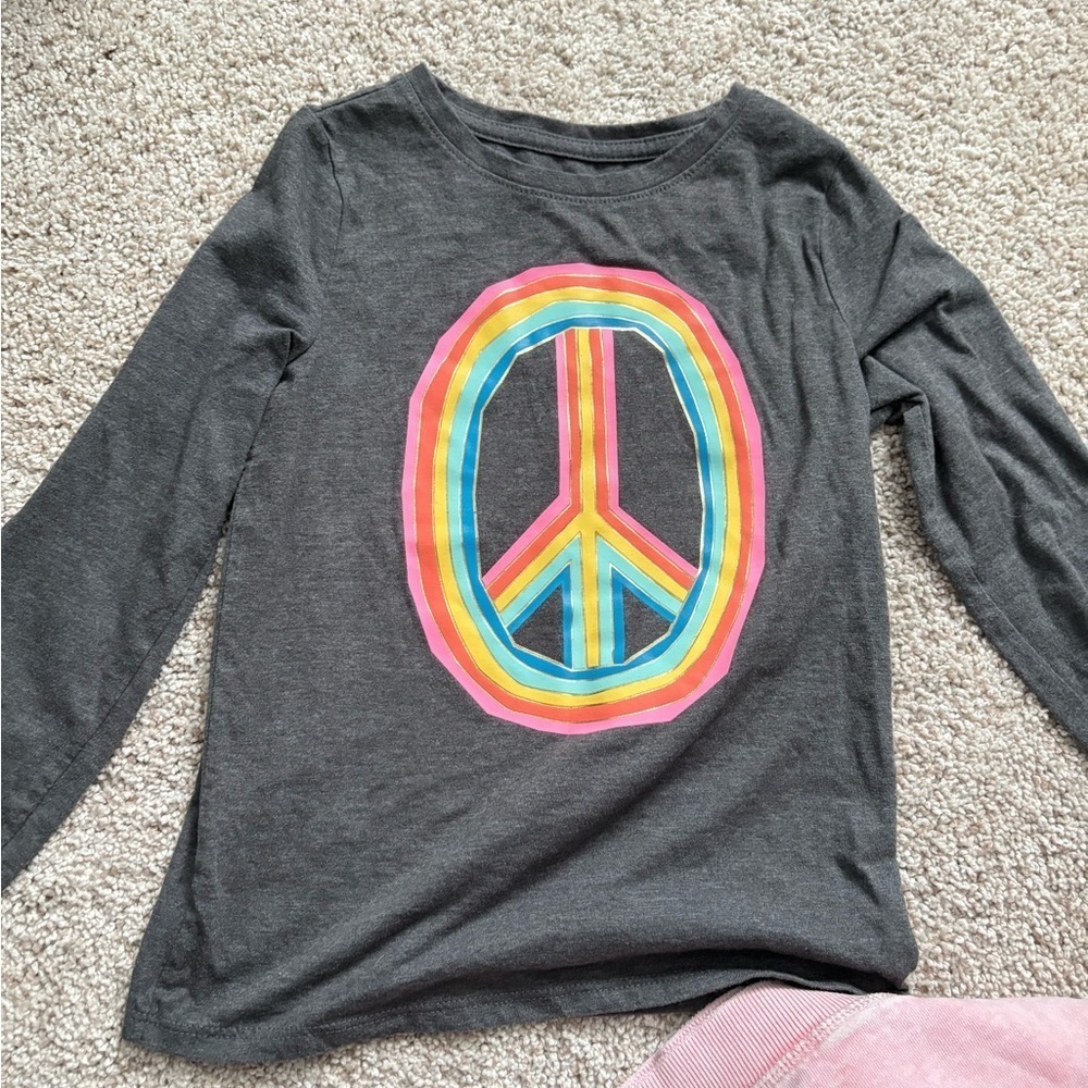 4T/5T bundle Colorful Peace Sign T-Shirt Tie-Dye Shorts Batman H&M sweatshirt - Picture 8 of 9